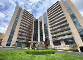 4545 Wornall Rd in Kansas City, MO - Building Photo