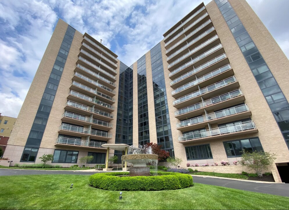 4545 Wornall Rd in Kansas City, MO - Building Photo