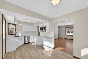 10525 W Custer Ave in Milwaukee, WI - Building Photo