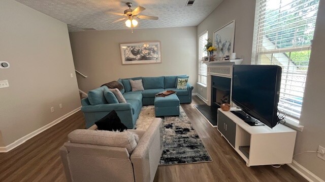 Room in Townhome on Hill Station Ct in Sugar Hill, GA - Foto de edificio