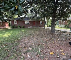 4484 Meadow Dr in Forest Park, GA - Building Photo
