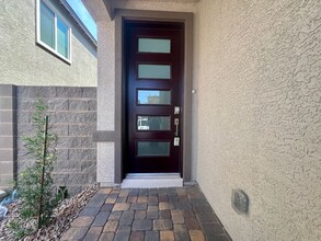 308 Mount Tyndall St in Henderson, NV - Foto de edificio - Building Photo
