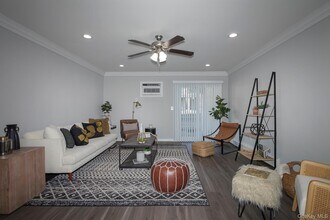 2 Victorian Ct in Holtsville, NY - Building Photo - Building Photo