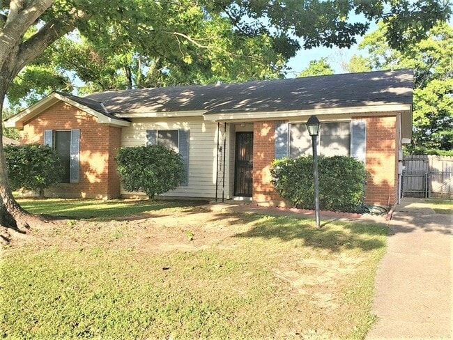 3825 Woodbury Ct in Montgomery, AL - Building Photo - Building Photo