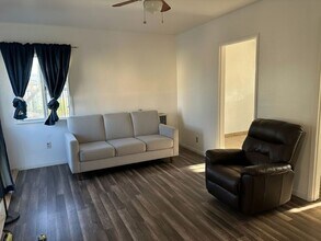 934 1/2 West 71st Street in Los Angeles, CA - Building Photo - Building Photo