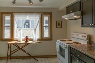 2021 N 69th St in Wauwatosa, WI - Building Photo - Building Photo