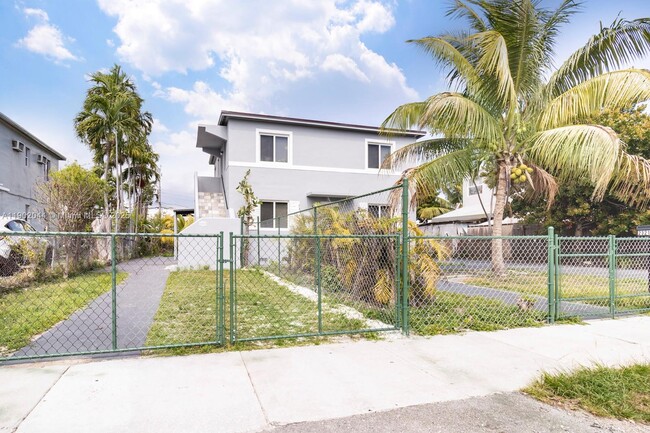 2323 NW 15th St in Miami, FL - Building Photo - Building Photo