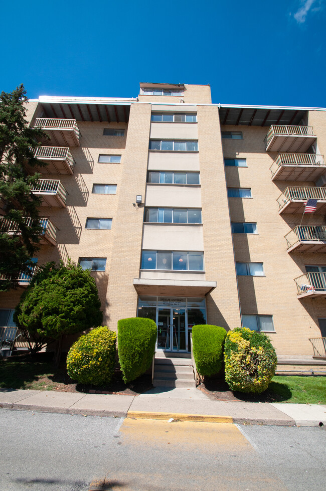 Drexeline Apartments in Drexel Hill, PA - Foto de edificio - Building Photo