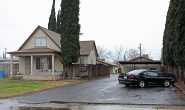 526 Vermont Ave in Turlock, CA - Foto de edificio - Building Photo