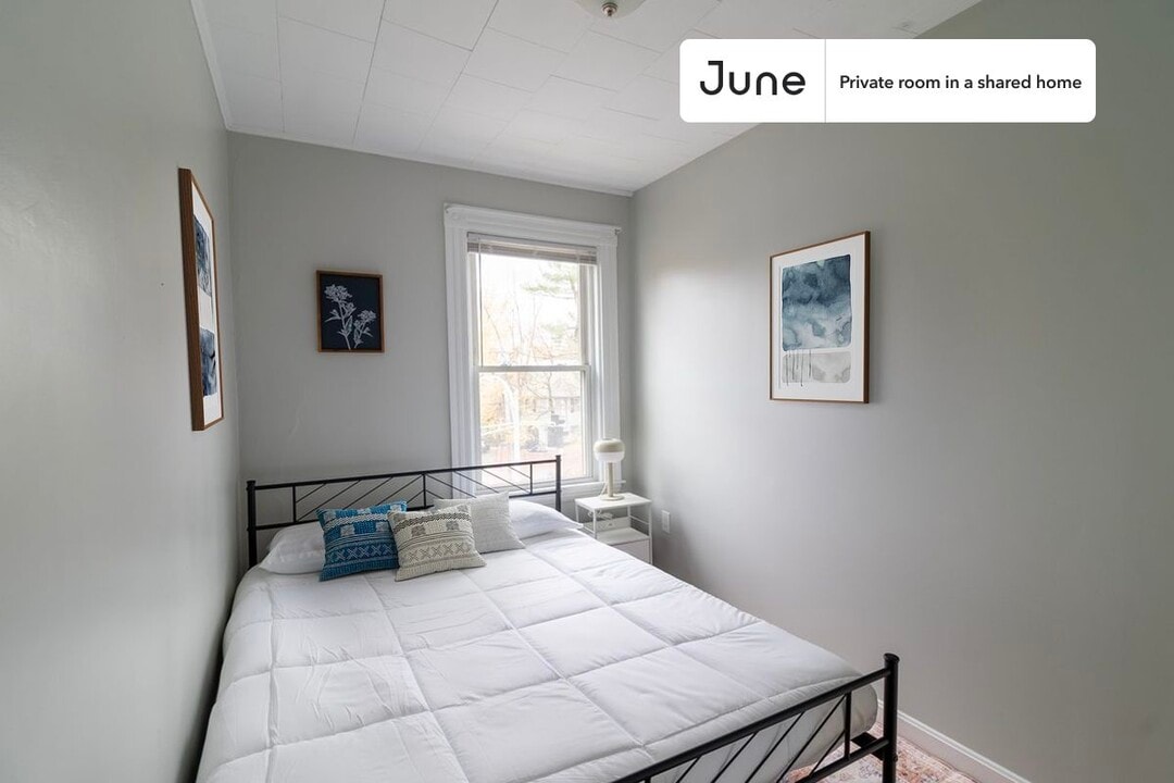 Private bedroom in 4 bed/1 bath Home in Boston, MA - Building Photo