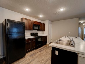 231 N Broadway Dr in Farmington, AR - Foto de edificio - Building Photo