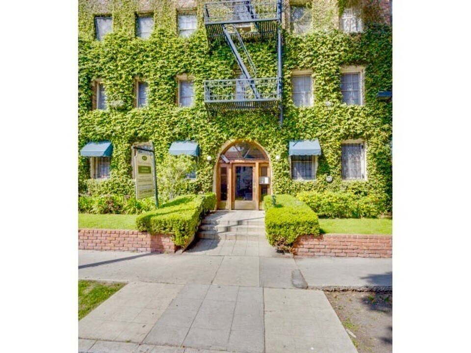 611 Cloverdale Ave in Los Angeles, CA - Building Photo