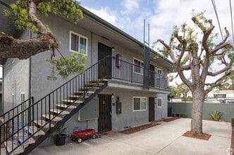 11037 Ferina St. in Norwalk, CA - Foto de edificio - Building Photo