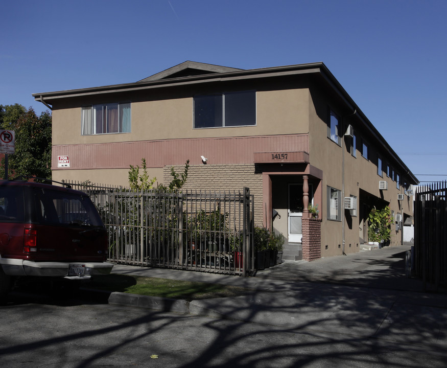 14157 Calvert St in Van Nuys, CA - Foto de edificio