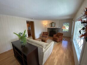 22 Beach Rd in Groton, CT - Building Photo - Building Photo