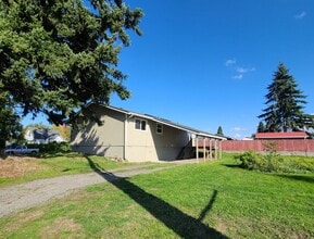 1200 Stierlen Pl in Burlington, WA - Building Photo - Building Photo