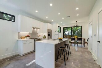 2411 Santa Rosa St in Austin, TX - Building Photo - Building Photo