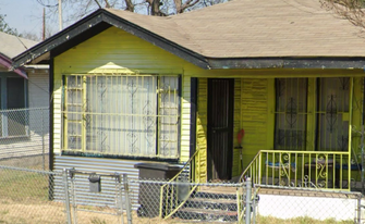 2019 W Poplar St in San Antonio, TX - Building Photo