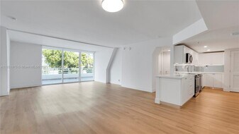 555 NE 34th St in Miami, FL - Building Photo