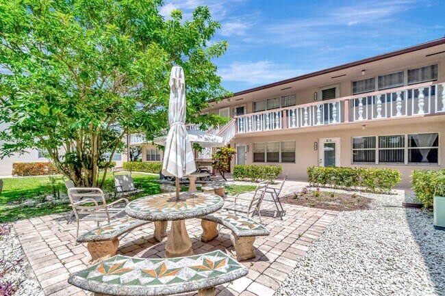435 Chatham U in West Palm Beach, FL - Building Photo - Building Photo