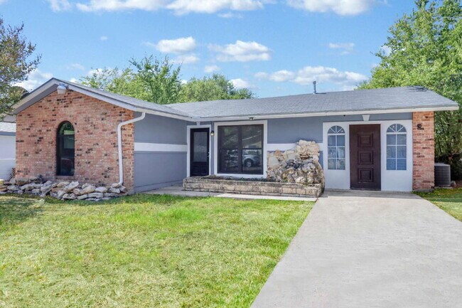 5762 Broken Lance St in San Antonio, TX - Building Photo - Building Photo