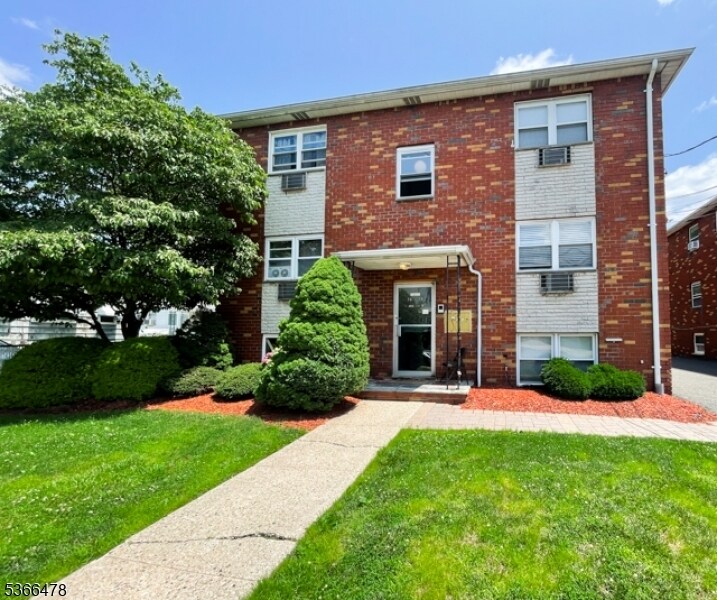 76 Frederick St in Belleville, NJ - Building Photo