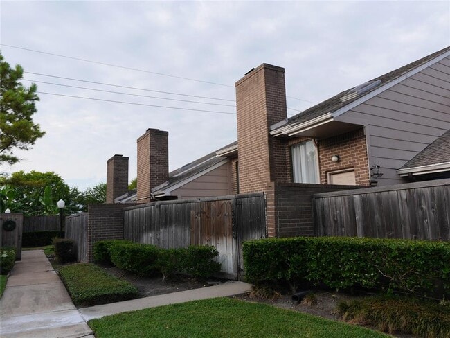 13840 Hollowgreen Dr in Houston, TX - Building Photo - Building Photo