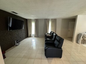 11040 NW 58th Ter in Doral, FL - Building Photo - Building Photo