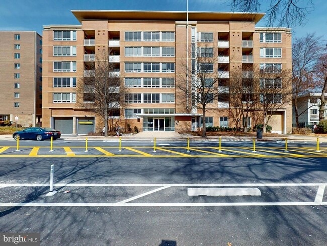 355 I St SW, Unit S626 in Washington, DC - Foto de edificio - Building Photo