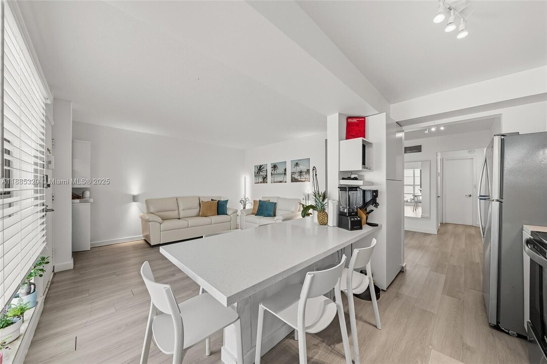 1340 Lincoln Rd in Miami Beach, FL - Building Photo