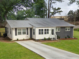 2226 Windcrest Dr in Florence, AL - Building Photo