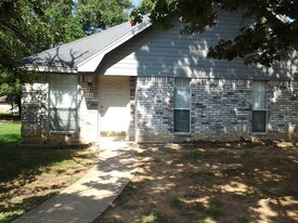 545 Kirkland Ln in Reno, TX - Building Photo