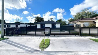 2490 NW 44th St in Miami, FL - Building Photo