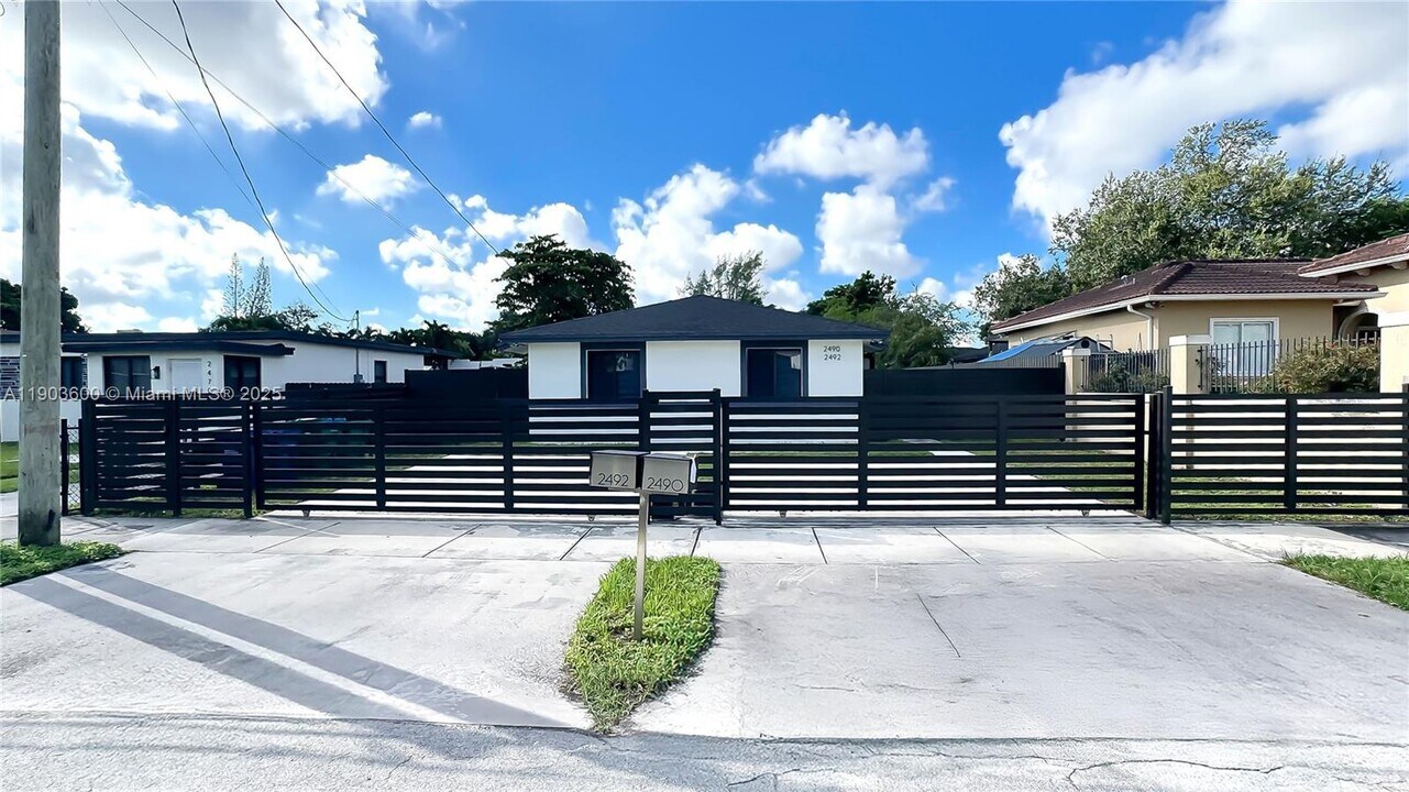 2490 NW 44th St in Miami, FL - Building Photo