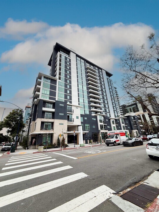 425 W Beech St in San Diego, CA - Building Photo