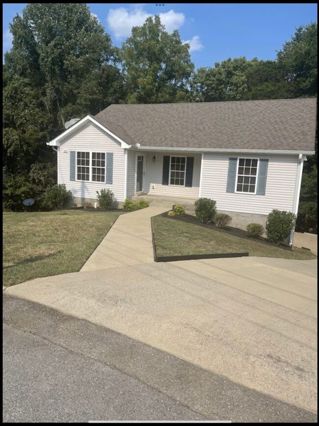 1053 Red Apple Ct in Clarksville, TN - Building Photo - Building Photo