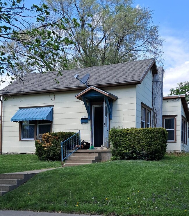 property at 805 W Chestnut St