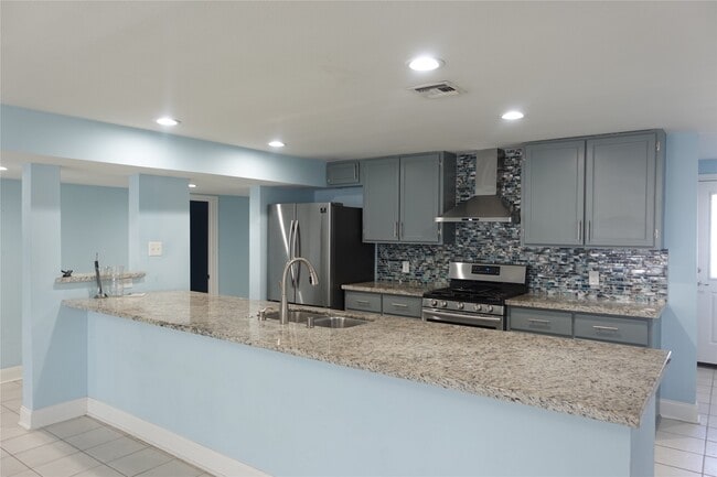 1102 Winnie St in Galveston, TX - Building Photo - Building Photo