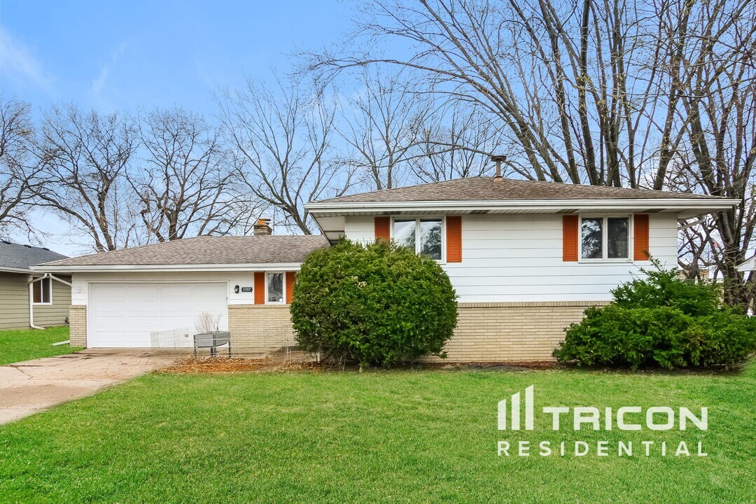1397 Pinewood Dr in Woodbury, MN - Building Photo