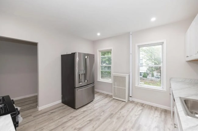9 Englewood Ave, Unit Rooms in Worcester, MA - Foto de edificio - Building Photo