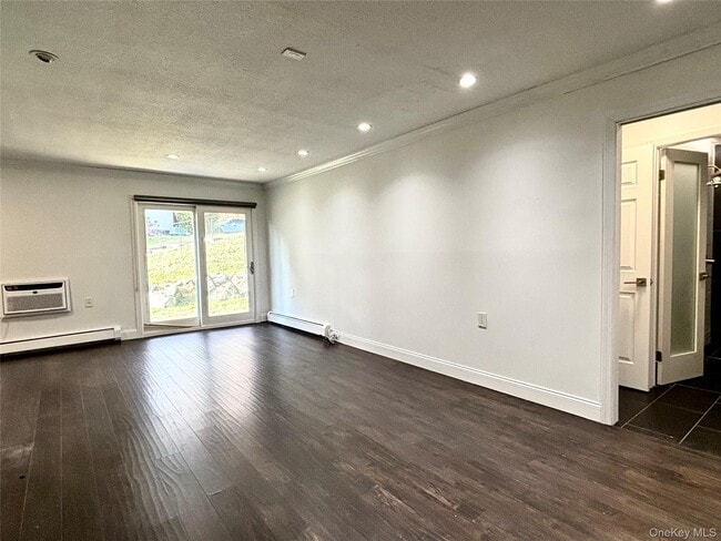 12 Granada Crescent in White Plains, NY - Building Photo - Building Photo