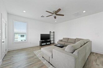 4025 Vista Blvd in Galveston, TX - Building Photo - Building Photo