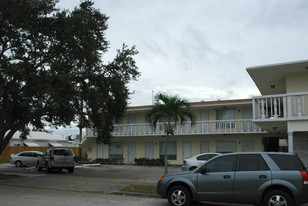 Hanover House Apartments in Hollywood, FL - Building Photo - Building Photo