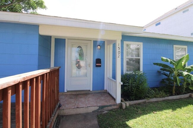 1502 Bayou Shore Dr in Galveston, TX - Building Photo - Building Photo