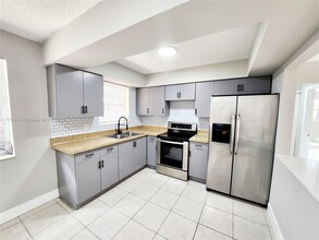 100 NW 40th St in Oakland Park, FL - Foto de edificio - Building Photo