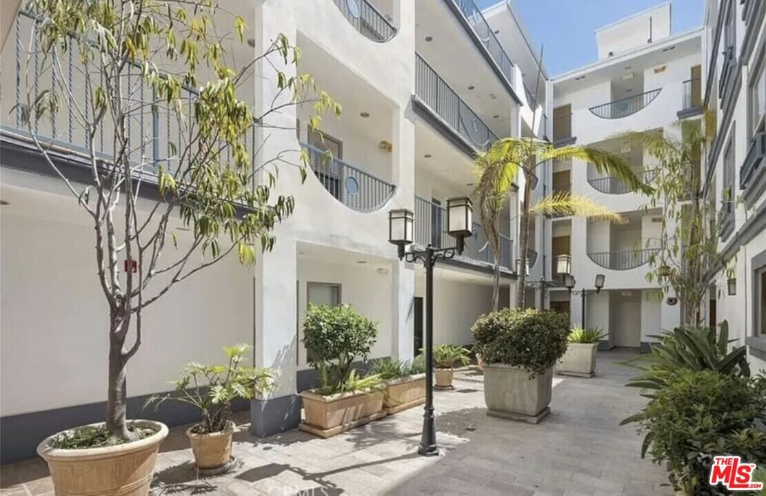 1621 Barry Ave in Los Angeles, CA - Building Photo