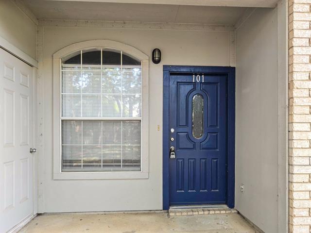 1501 Cedar Elm Dr in Euless, TX - Foto de edificio