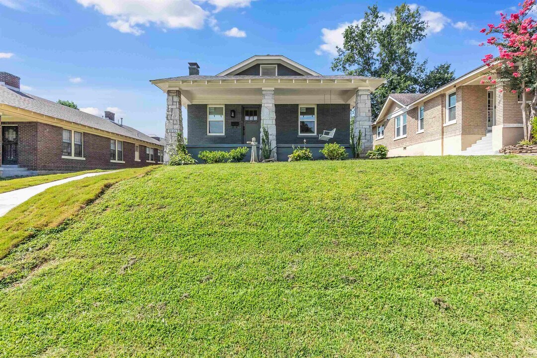 2245 Monroe Ave in Memphis, TN - Building Photo