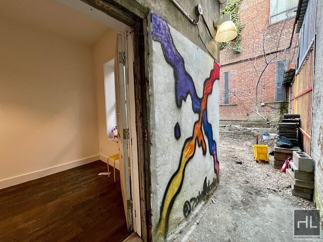 3BR 1BA Massive Backyard w/ Performance Stage in Brooklyn, NY - Foto de edificio - Building Photo