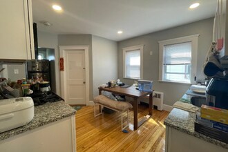 72 Frederick Ave, Unit 1 in Medford, MA - Foto de edificio - Building Photo